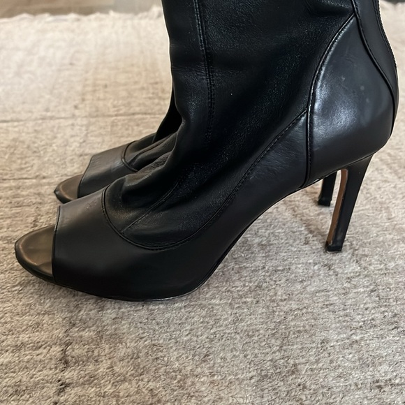 Ellie Tahari Sleek Black Peeptoe Heel - Picture 4 of 5